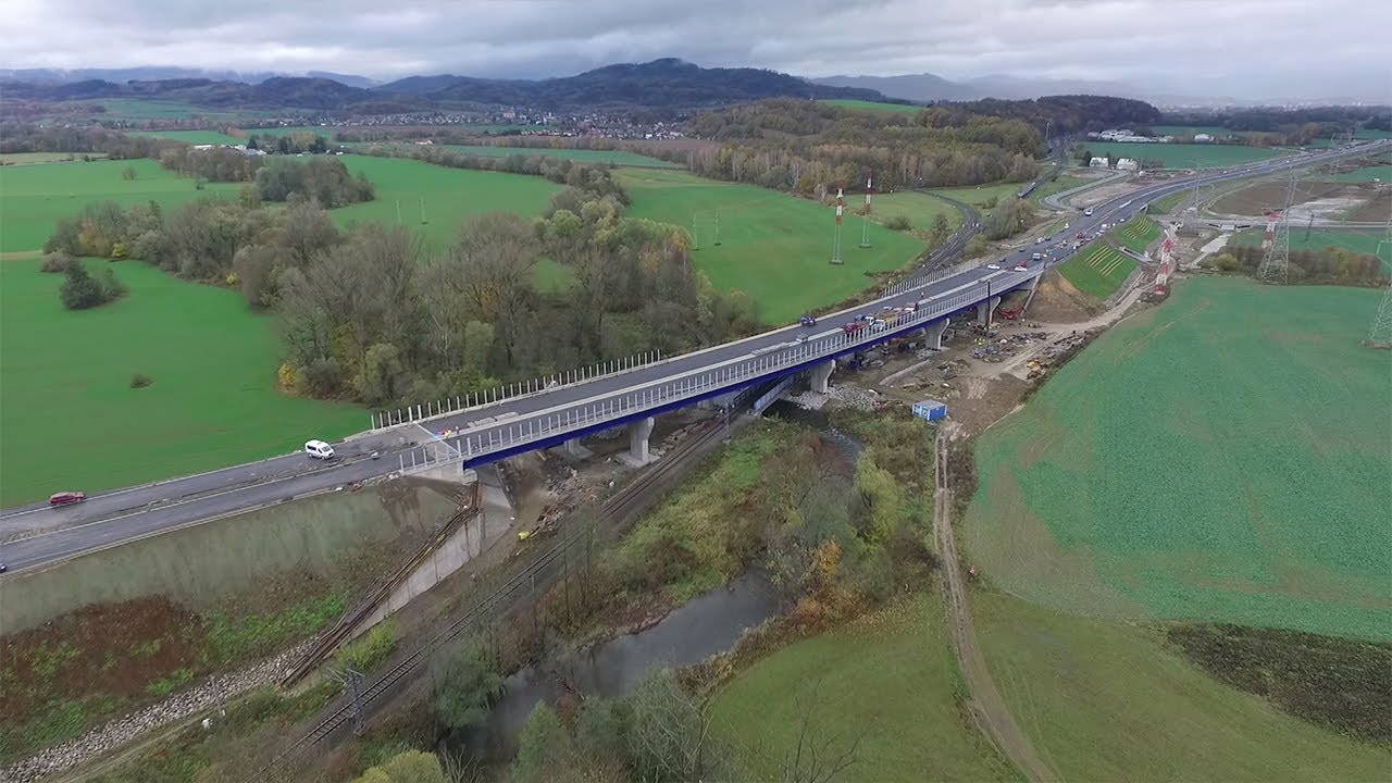 Naložené kamiony prověřily most na nově budovaném obchvatu Bludova