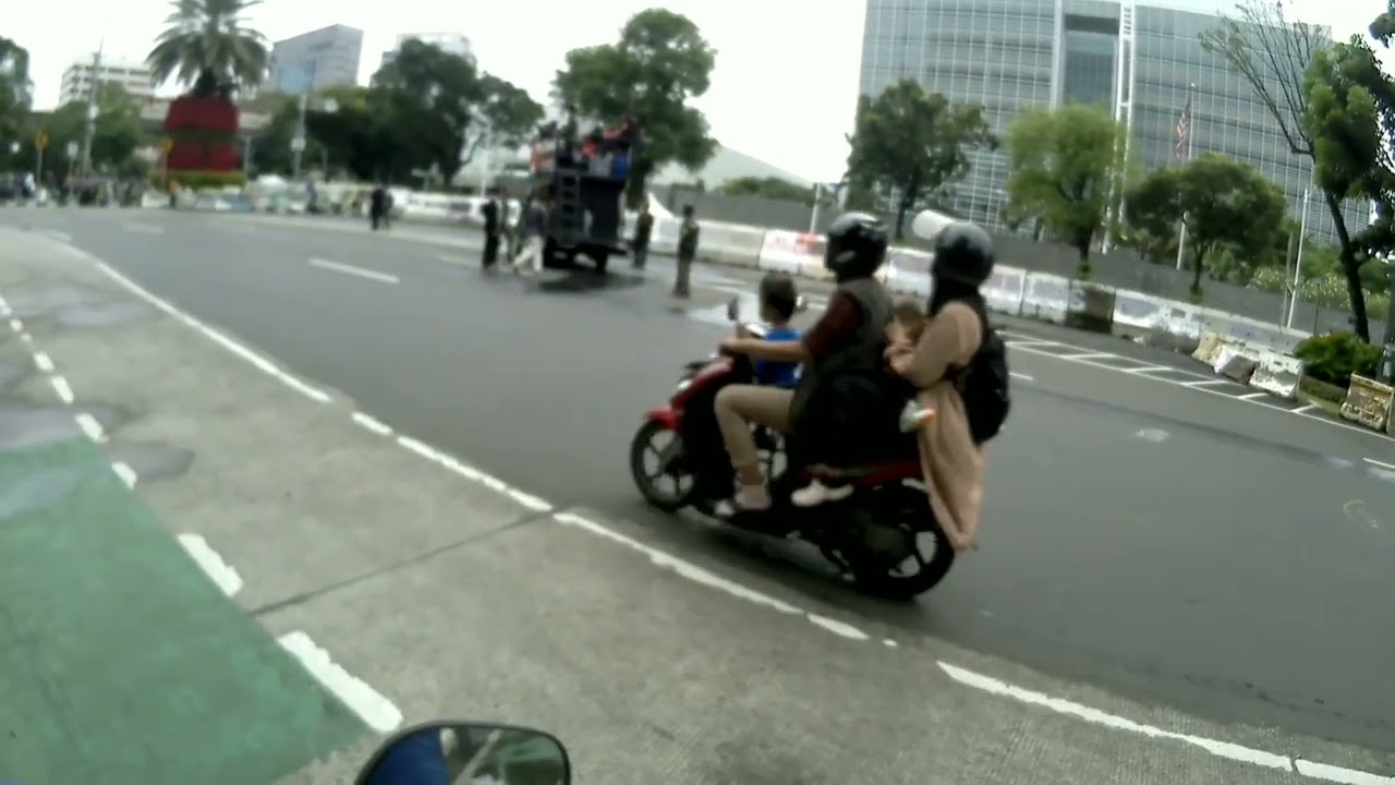 RIDING TIPIS TIPIS KAWASAN MONAS
