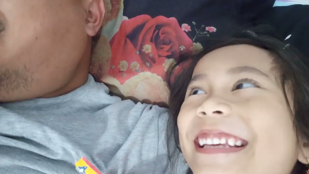 Vanya bercerita dengan papa nya menjelang tidur