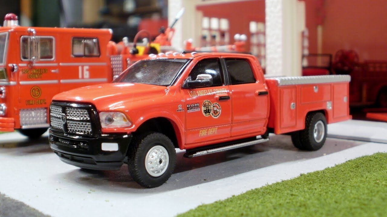 Greenlight 1:64 2017 Ram 3500 Dually - Los Angeles County Fire Department No. 67010-E Review