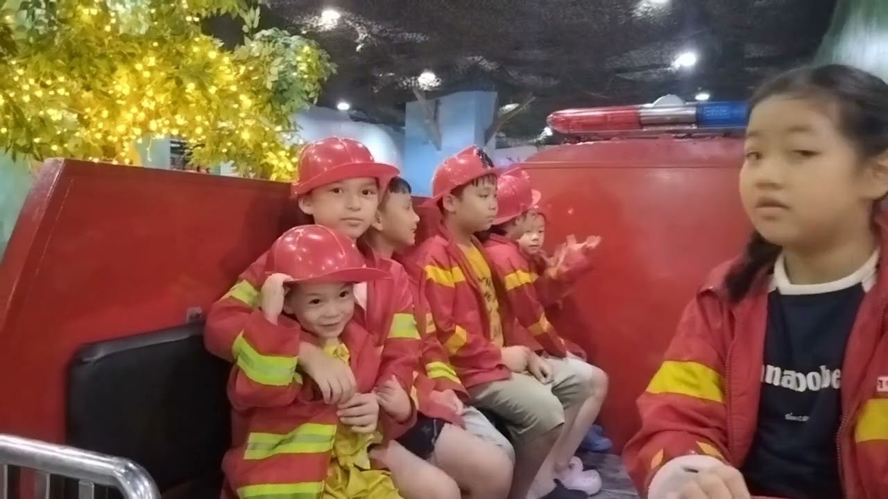Các con học làm cứu hoả