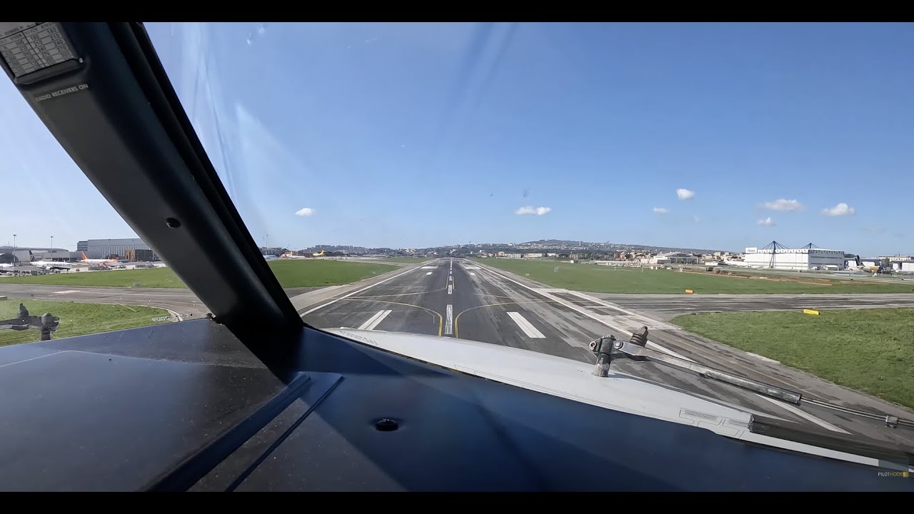 BEAUTIFUL SUNNY DAY B737 COCKPIT WINDSHIELD VIEW TAKEOFF NAPLES RUNWAY 24 (4K)