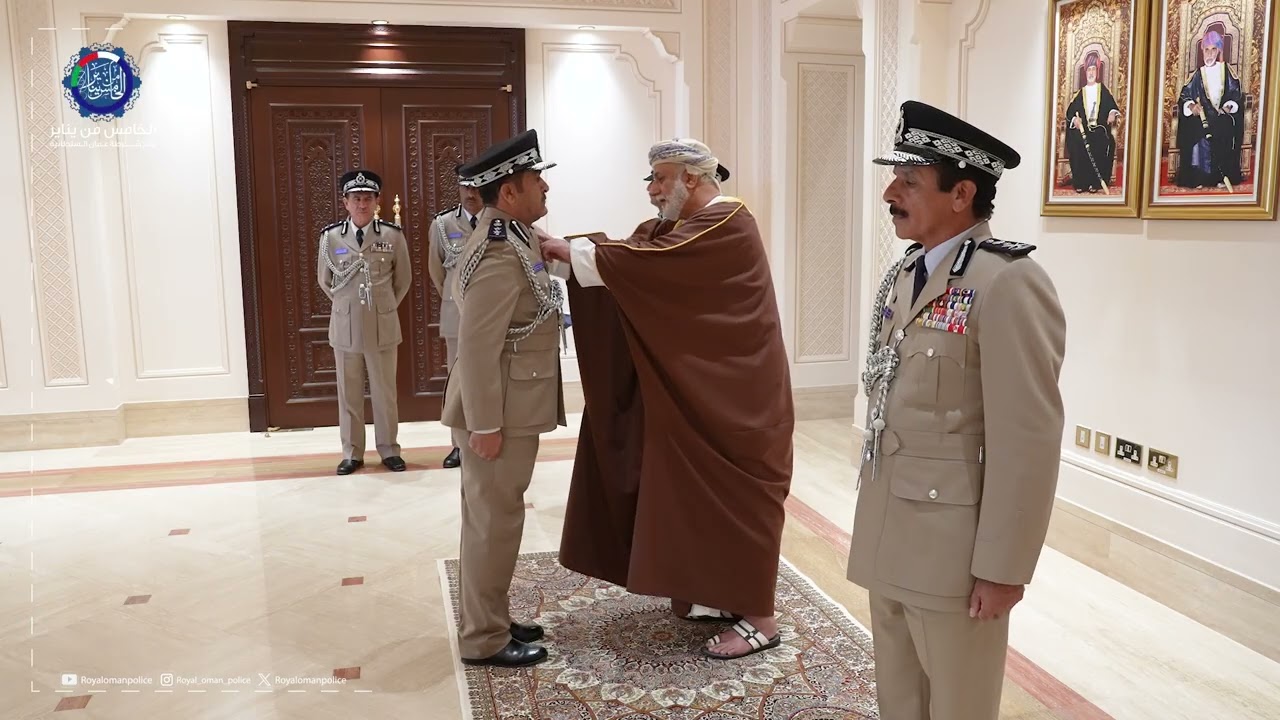 جلالةُ السلطانِ يُنعمُ بميدالياتٍ لعددٍ من كبارِ ضباطِ الشرطة وهيئةِ الدفاعِ المدني والإسعاف.
