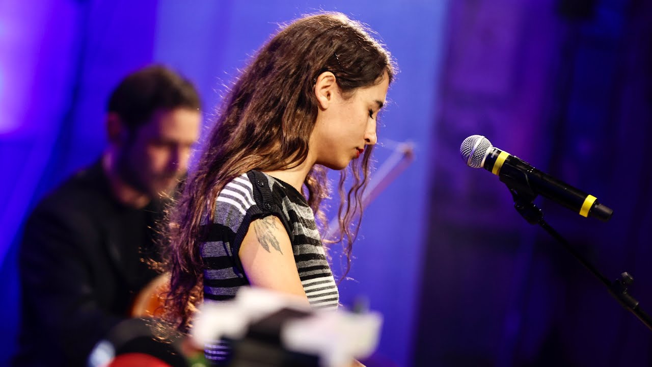 Valeria Sturba canta 