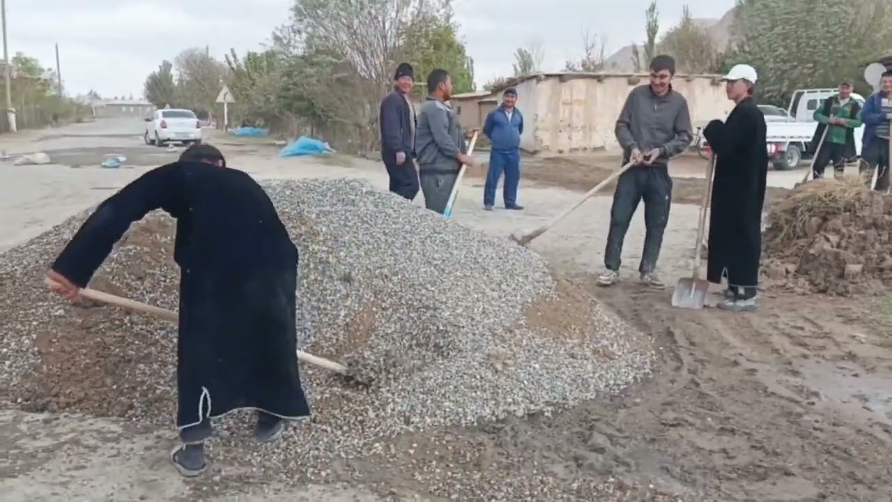  Surxondaryo viloyati Shoʻrchi rayon laylakhona mahallasida piyodalar yoʻlkchasi qurilayabdi.
