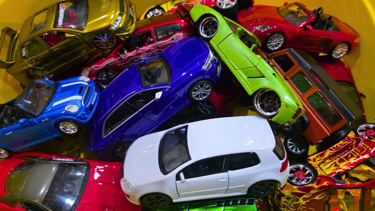 Opening Every Door 🚪 | 1:32 Scale Bburago Supercars Close-Up