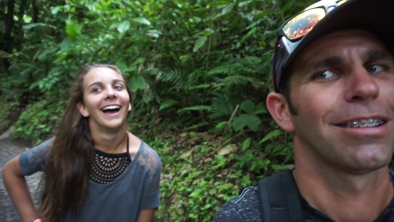 WILD MONKEYS ATTACK - COSTA RICA