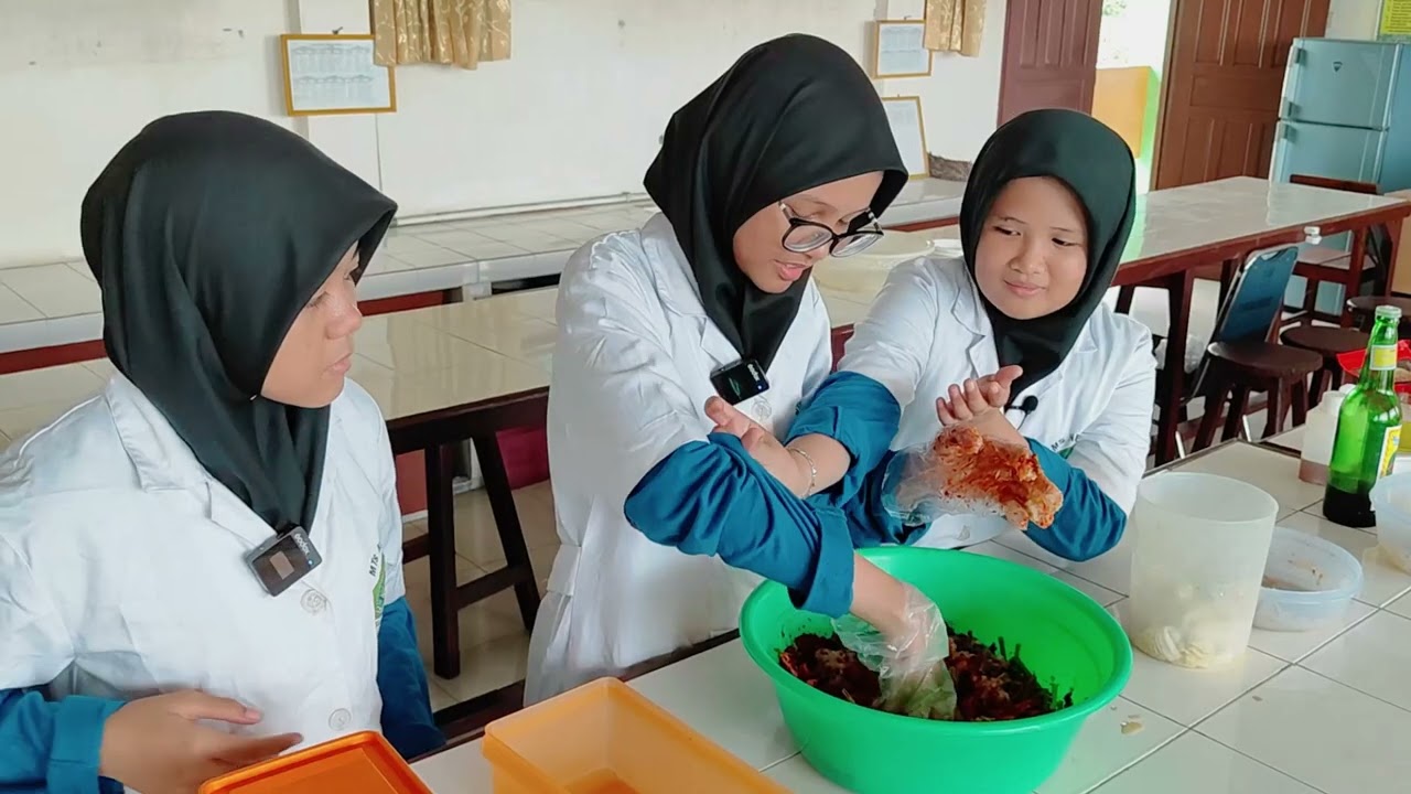 MTs Negeri 1 Pontianak - Pembuatan Kimchi Sawi Putih (Makanan Sehat Sedunia) (SEC 2024)