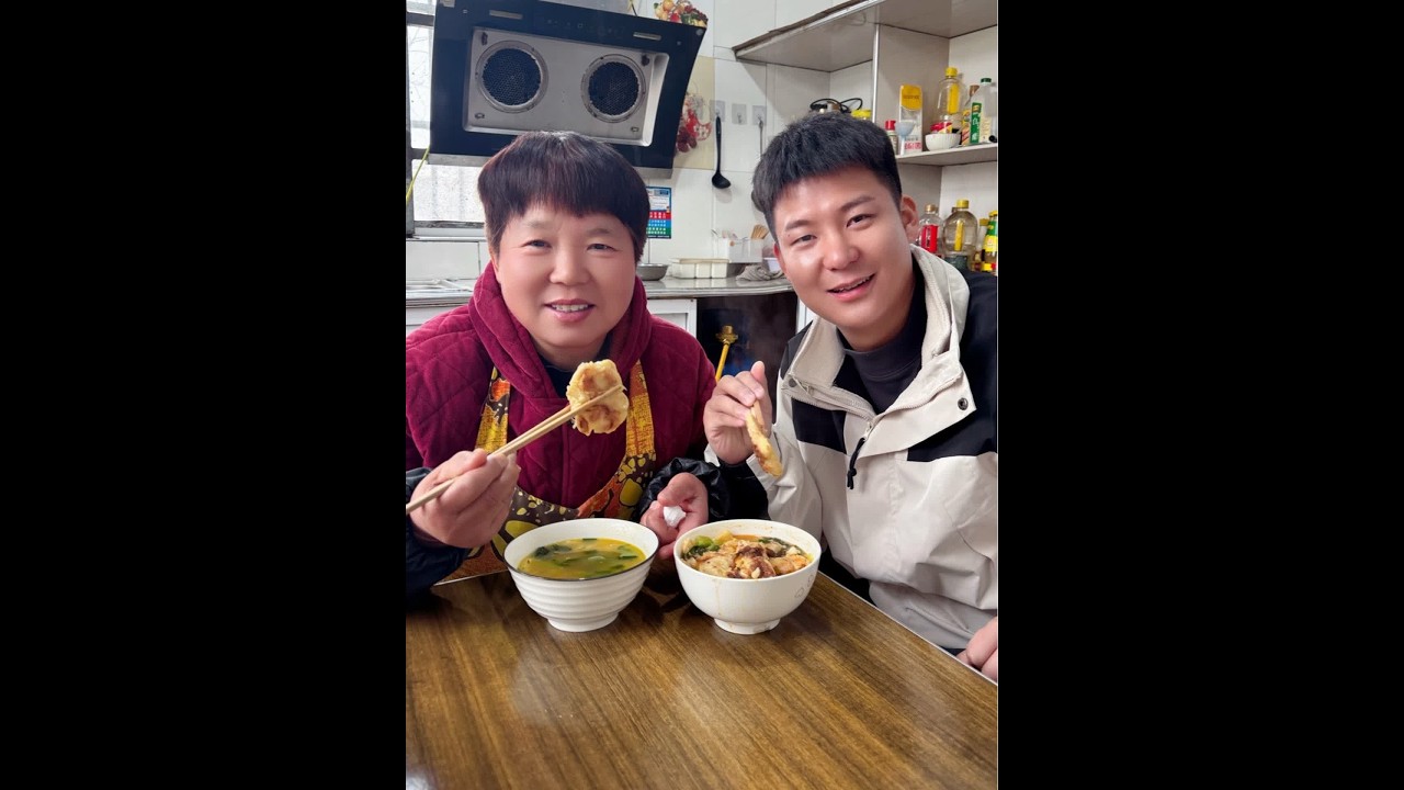 天冷了婆婆做的这一碗萝卜圆子汤，暖到心里啦～大家也快做起来吧 #农村生活主打一个不能闲着 #冬日里的温暖家常味 #冬天的美味从一份家常菜开始 #一些被爱的瞬间 #幸福就在平淡日子里的小小瞬间