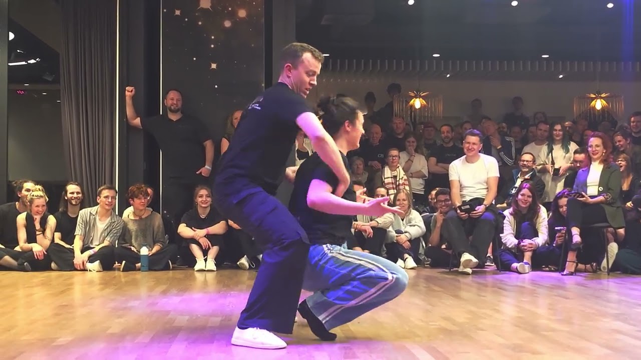 Финал шоу Strictly Come Dancing 2025 от Swingvester: Остин Койс и Джула Паланга.