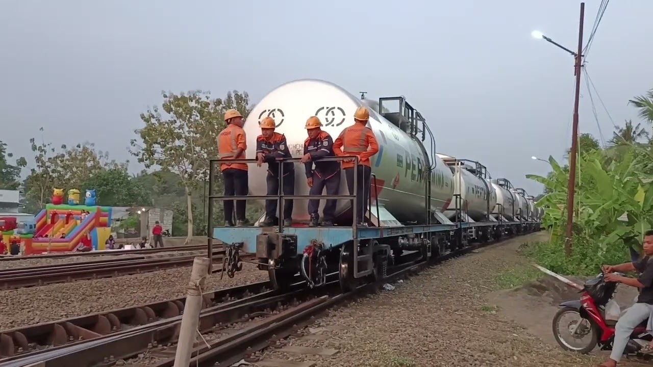 Kereta Manahan ketemu KA Pertamina, KA Barang dan Kereta Satu lagi di Stasiun Rewulu