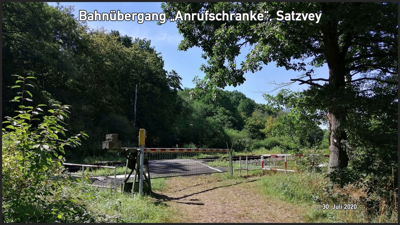 Bahnübergang "Anrufschranke", Satzvey ++ mechanische Anrufschranke im Wald