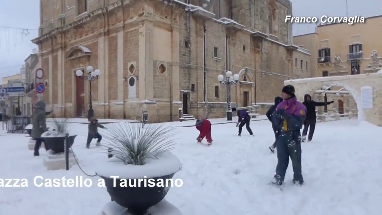Taurisano  a palle di neve in Piazza Castello - 7 gennaio 2017