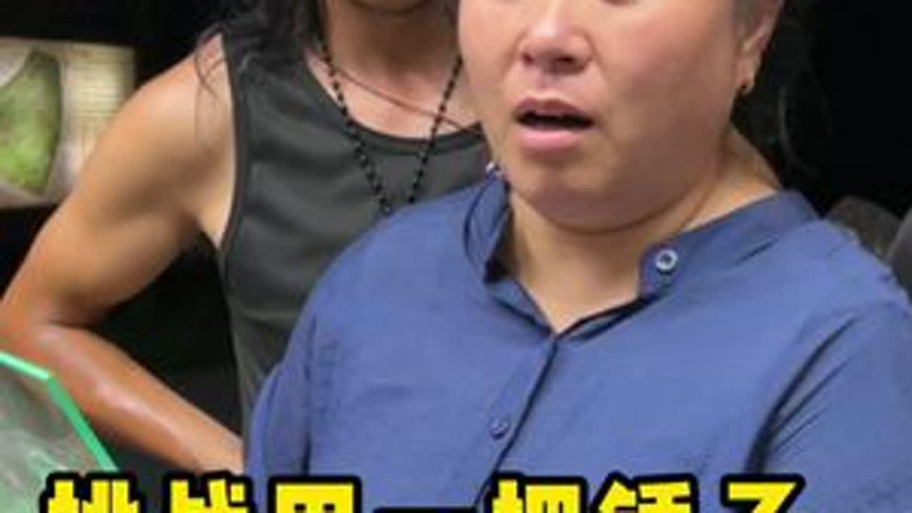 挑战用一把锤子感受人间美好，今天要挑战的是地摊炒饭。摊主是对夫妻，听我说没钱吃饭了，立马就给我安排了。但行好事，莫问前程，您的善举，铭记于心。#人间烟火 #记录真实生活 #非遗文化