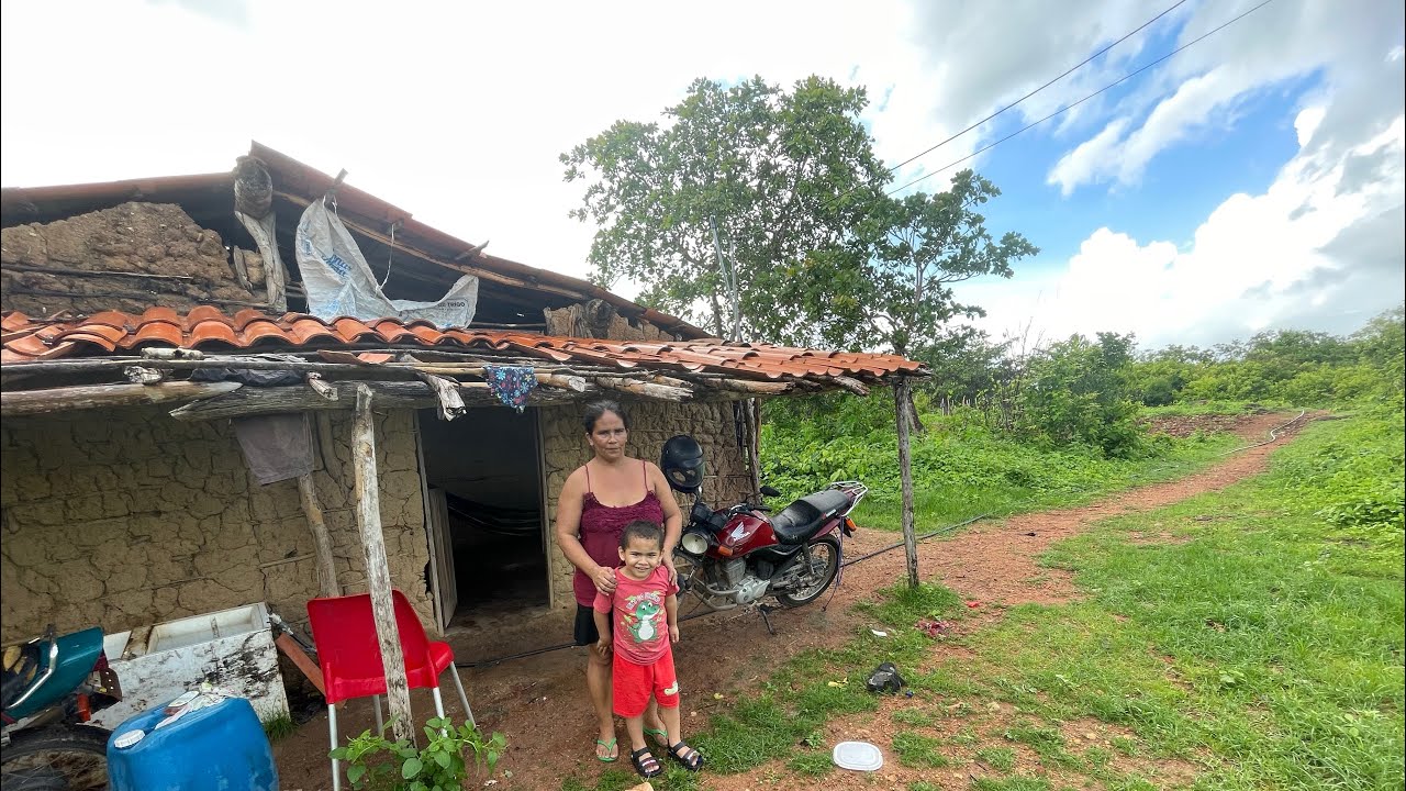 Vó e neto que tem autismo que vive isolado no meio do mato numa casa de ￼ taipa