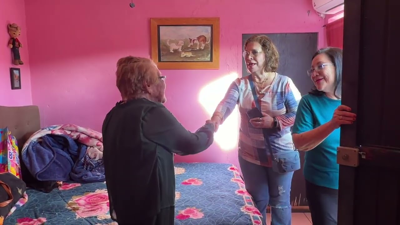 Grupo de turistas Aventours visita a do&ntilde;a Beba en compa&ntilde;&iacute;a de Faviola