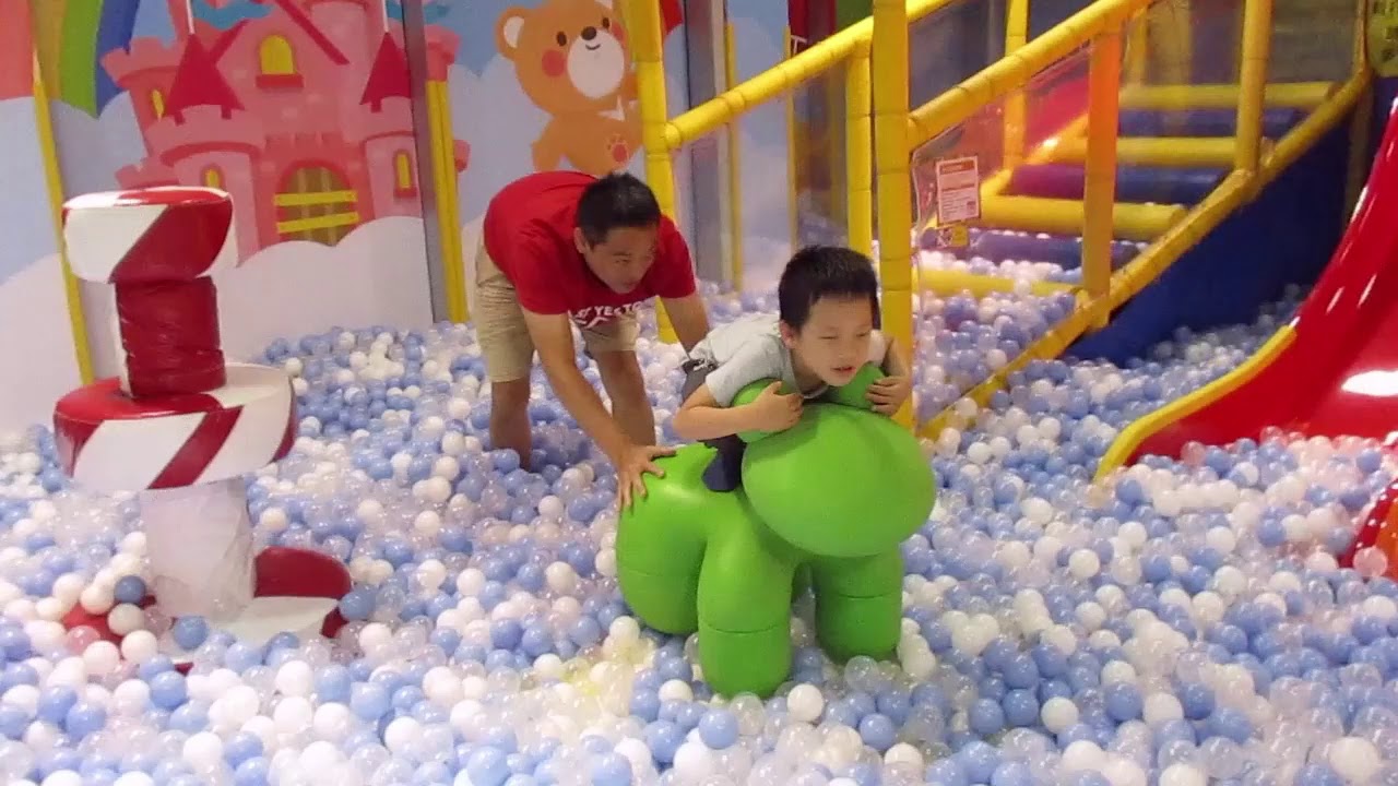 【水藍夢幻球池】高雄親子放電好去處-高雄左營【大魯閣愛樂園】(左營新光三越)(高鐵路123號5樓)