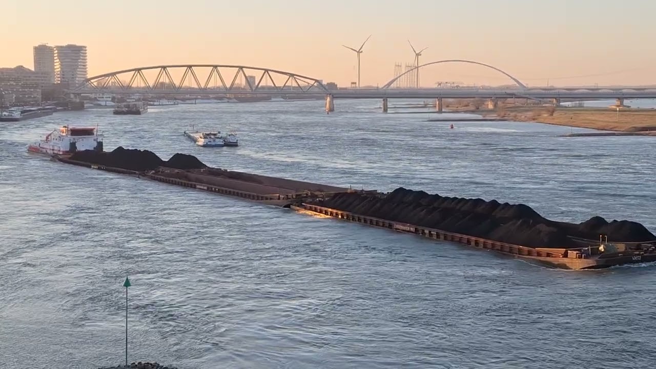 Binnenvaart op de Waal bij Nijmegen.