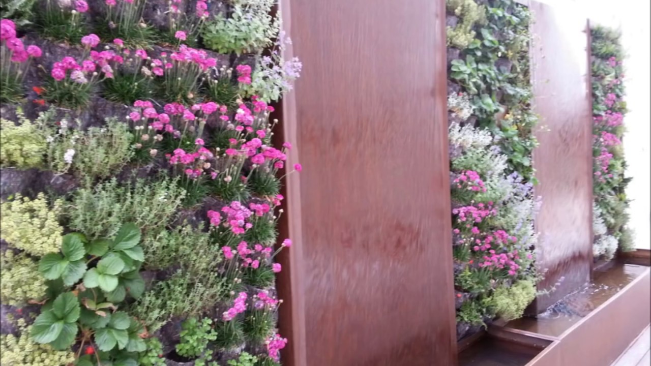 Fuente de acero corten y jardin vertical