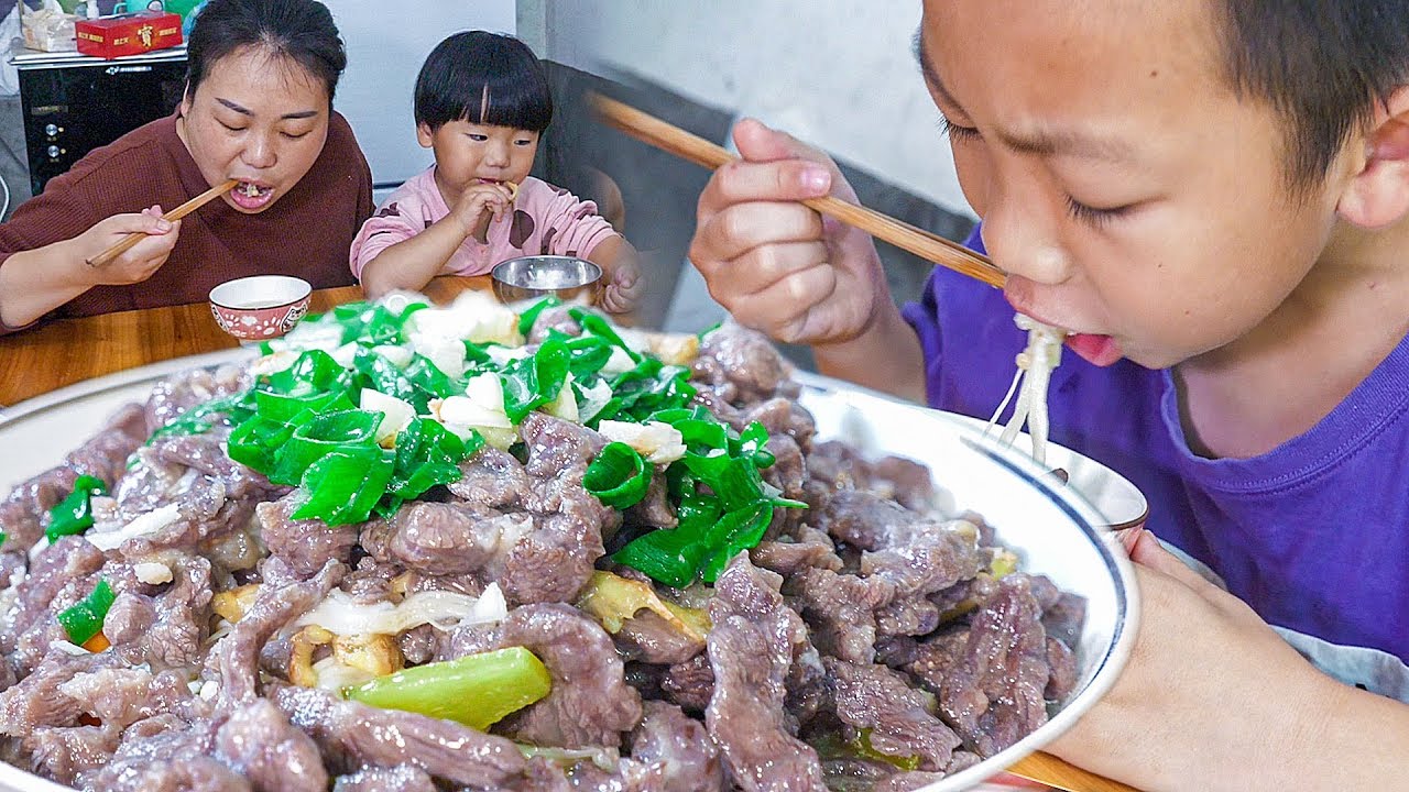婆婆要回來了，媳婦一開心，上街買好吃的 | Go to the street to buy beef, do boiled beef, delicious
