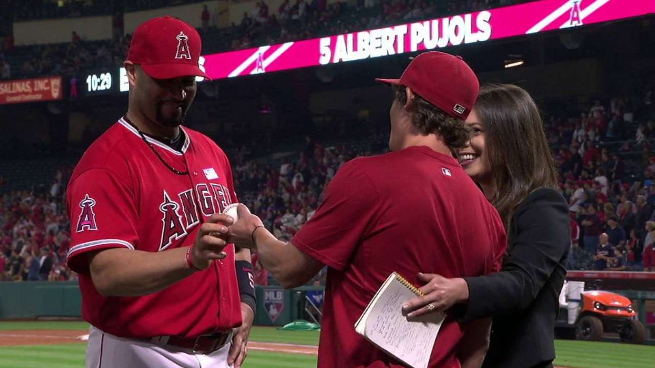 MIN@LAA: Fan gives Pujols his 600th home run ball