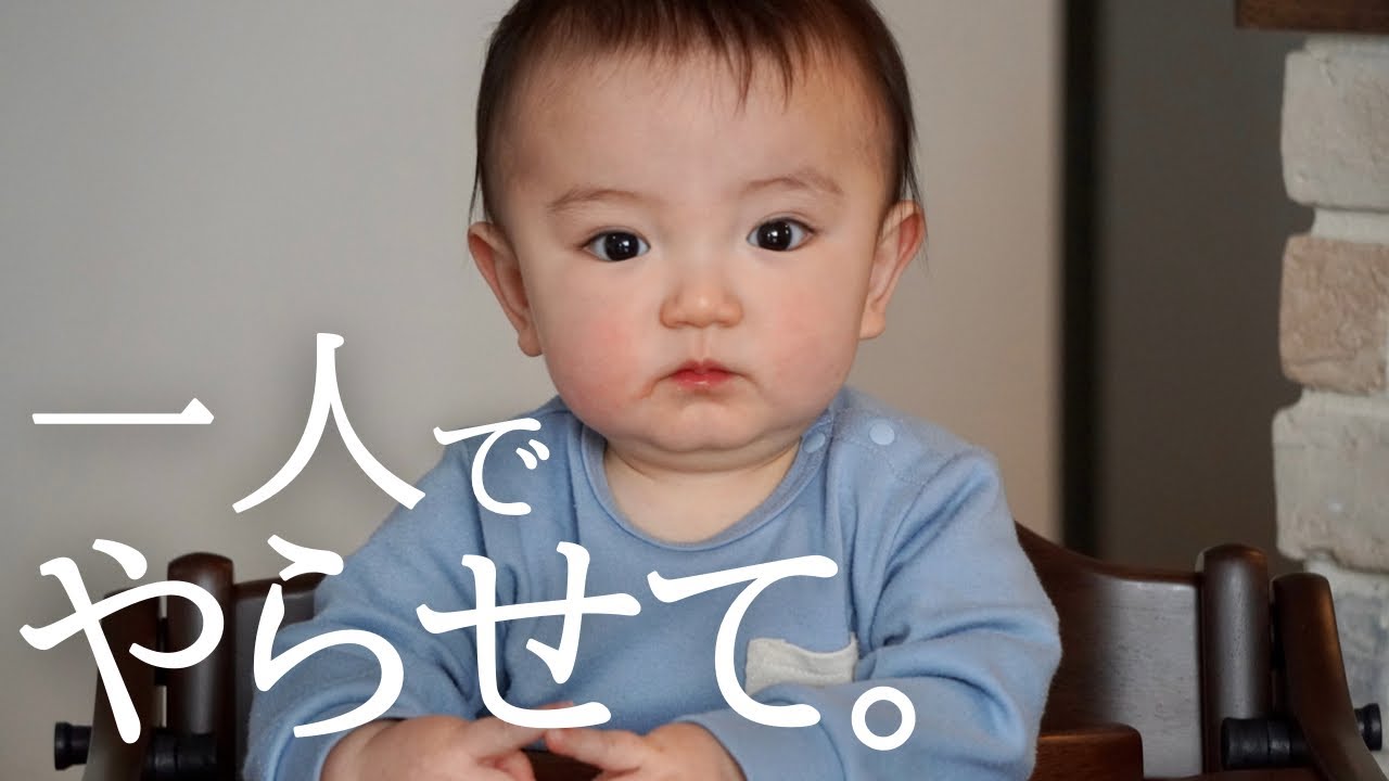 【離乳食】初めてのりんごスティック！つかみ食べにチャレンジする0歳児と、無意識に手伝っちゃうパパ。【手掴み食べ練習中】