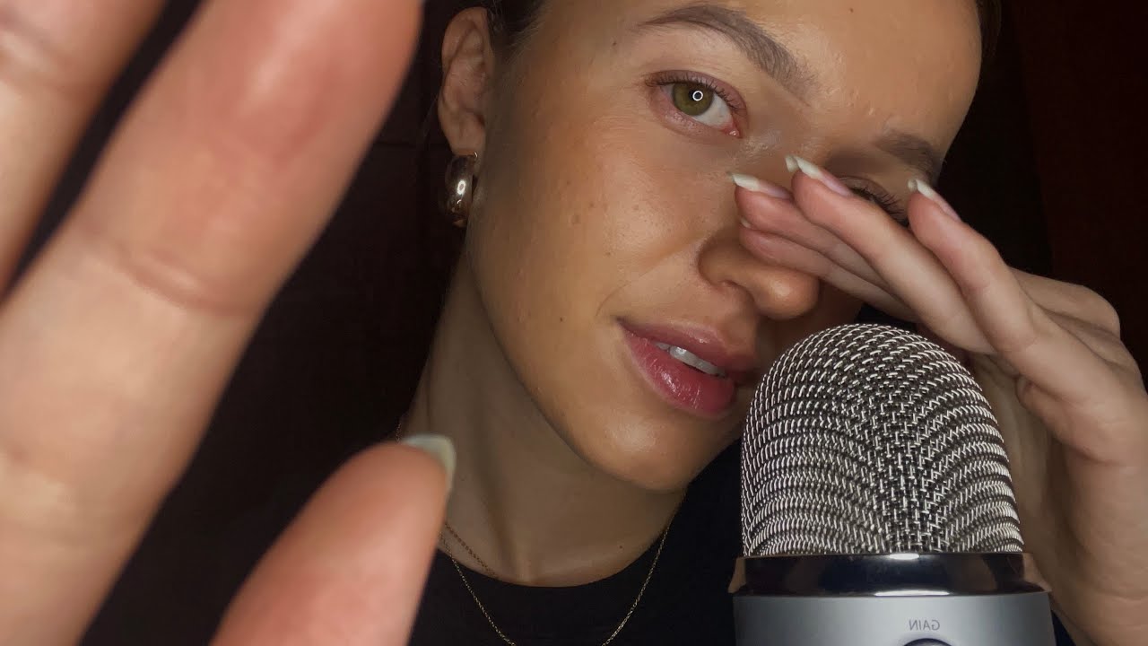 ASMR - Lecture chuchotée trèssss proche du micro☁️