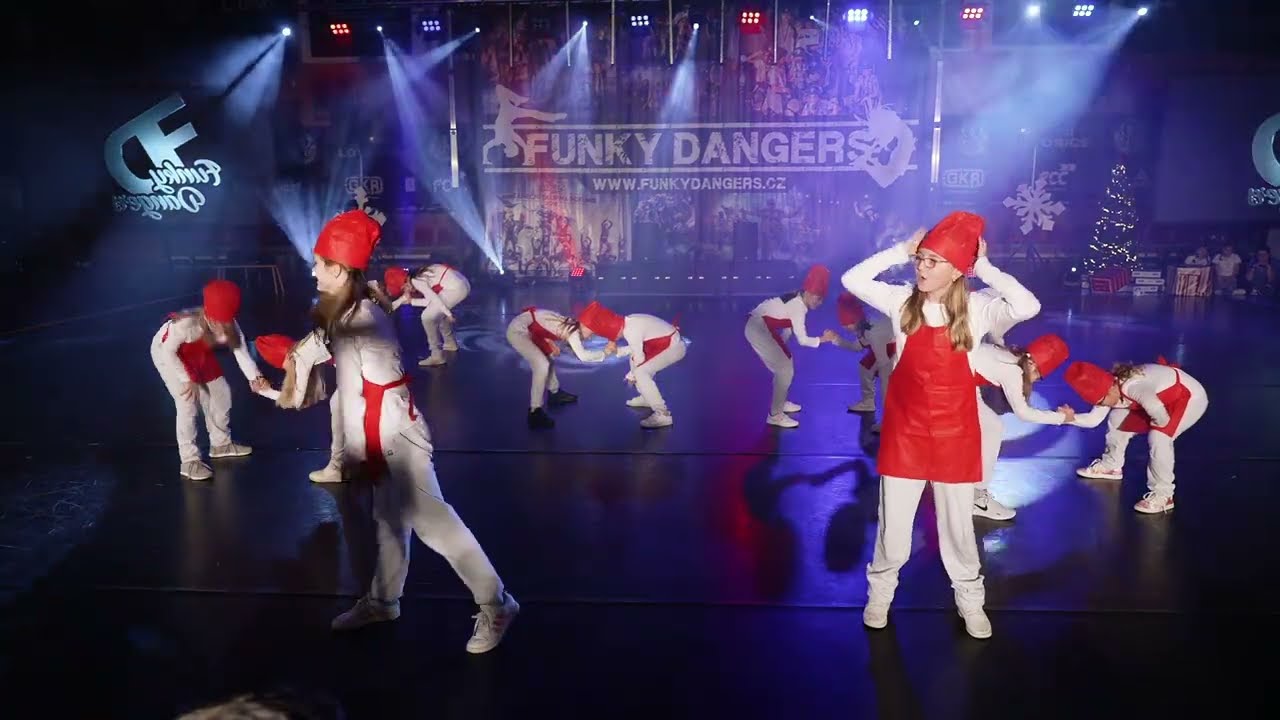Funky Dangers - Vánoční show 2022 - 7  Lil Crew   V Kuchyni