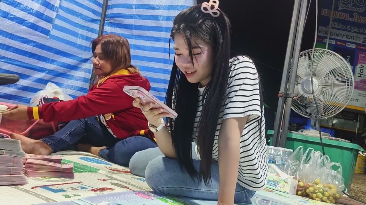 เกิดอะไรขึ้นทำไมอุ๋งอิ๋งต้องดูมือถือขนาดนั้น รึจะเซอร์ไพรส์#สาวน้อยเพชรบ้านแพง #อุ๋งอิ๋งเพชรบ้านแพง 