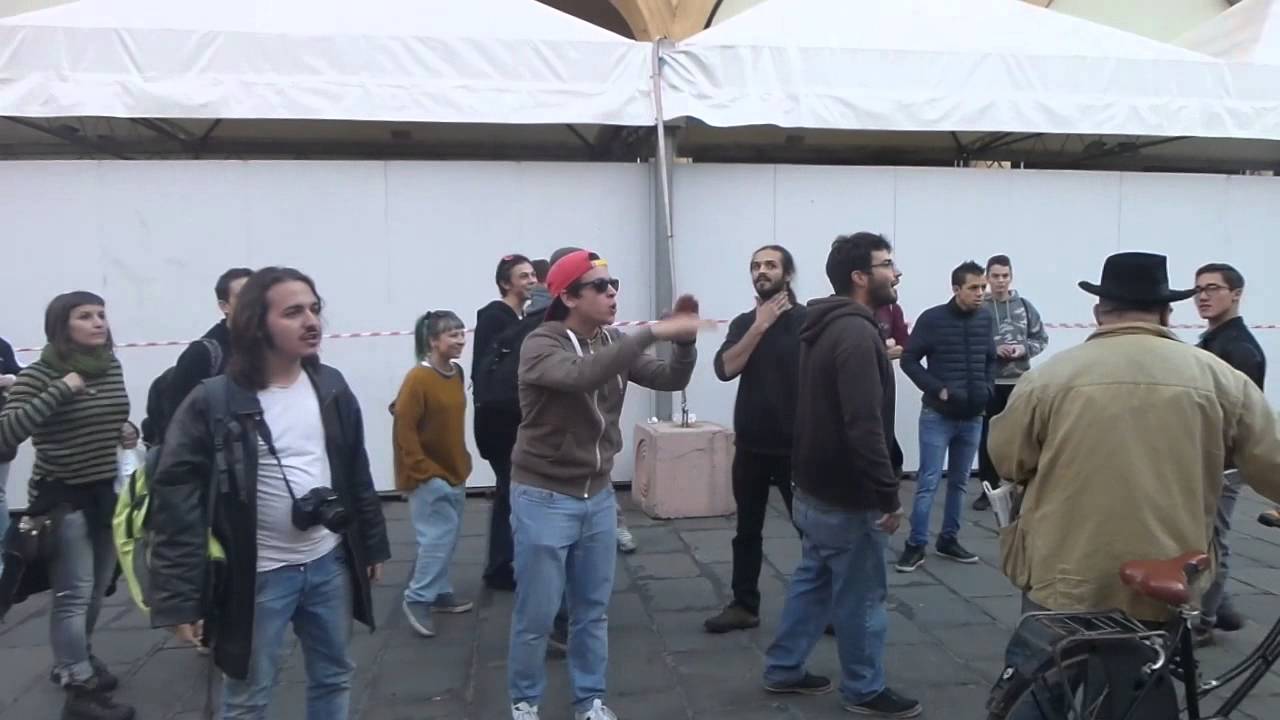 Bologna, in Piazza Galvani il contatto fra leghisti e comunisti