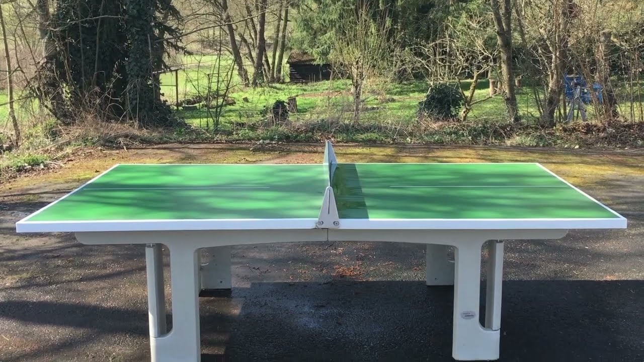 Einfache Reinigung einer Tischtennisplatte aus Polymerbeton - keine Pflegemittel notwendig