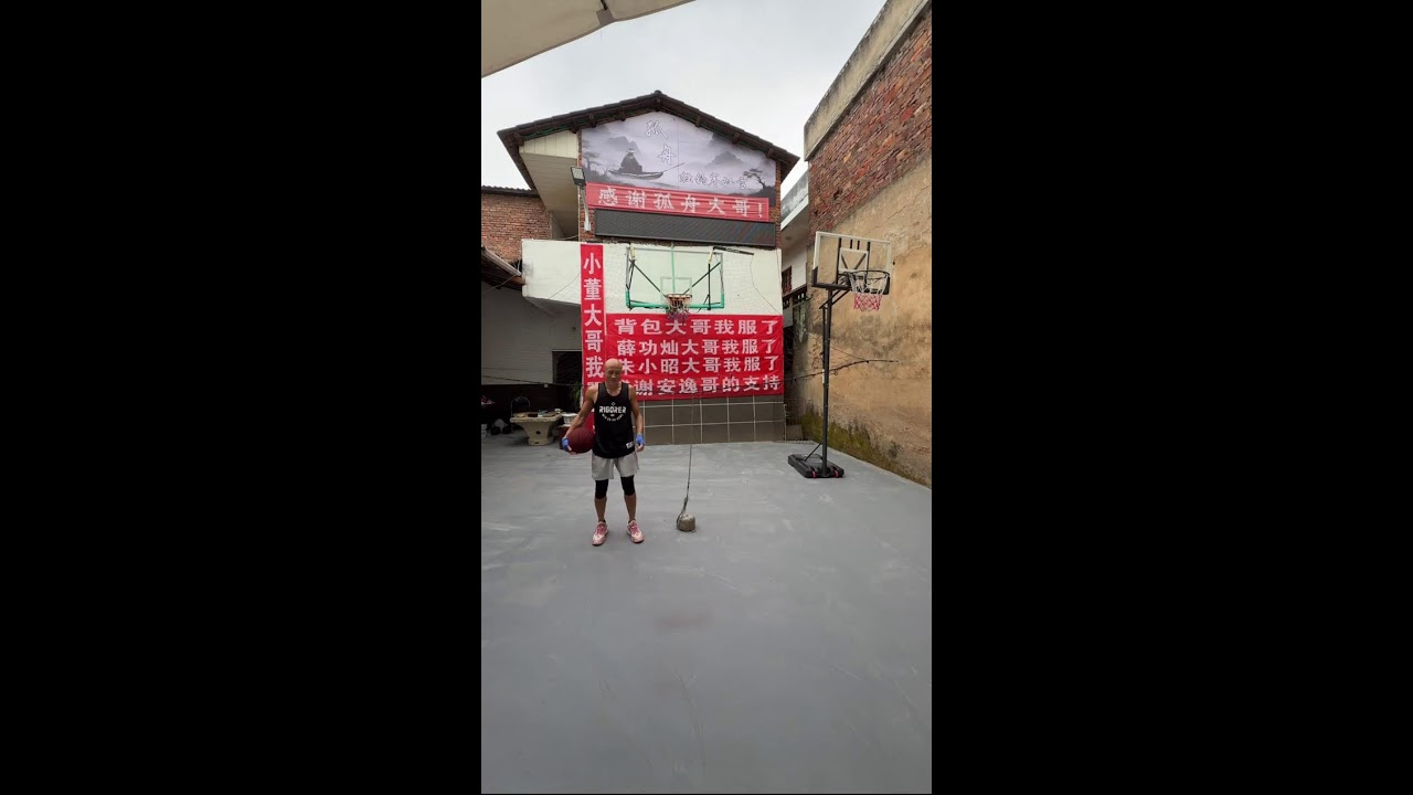 One man, one courtyard, one basketball, one move, one dream! 2026-02-01 18:40:47