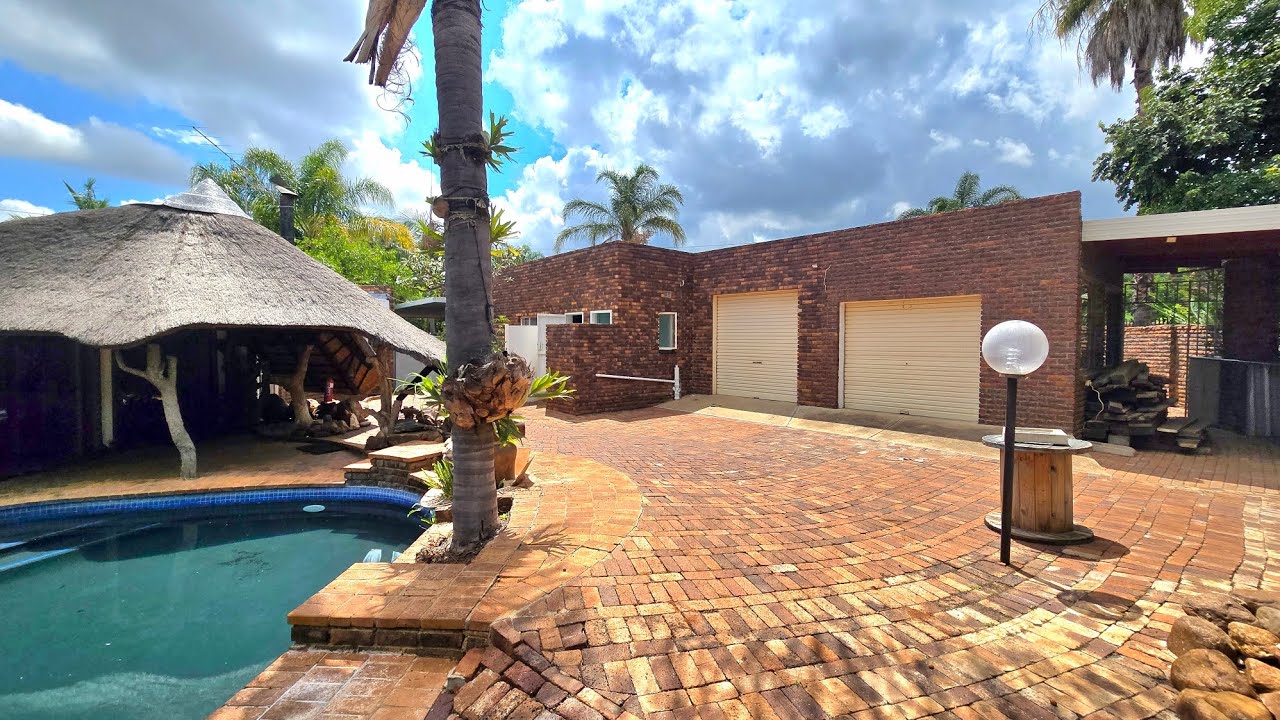 4 Bedroom with 4 Garages for sale in Old Bendor. 1540sq meter stand @ R2,495,000