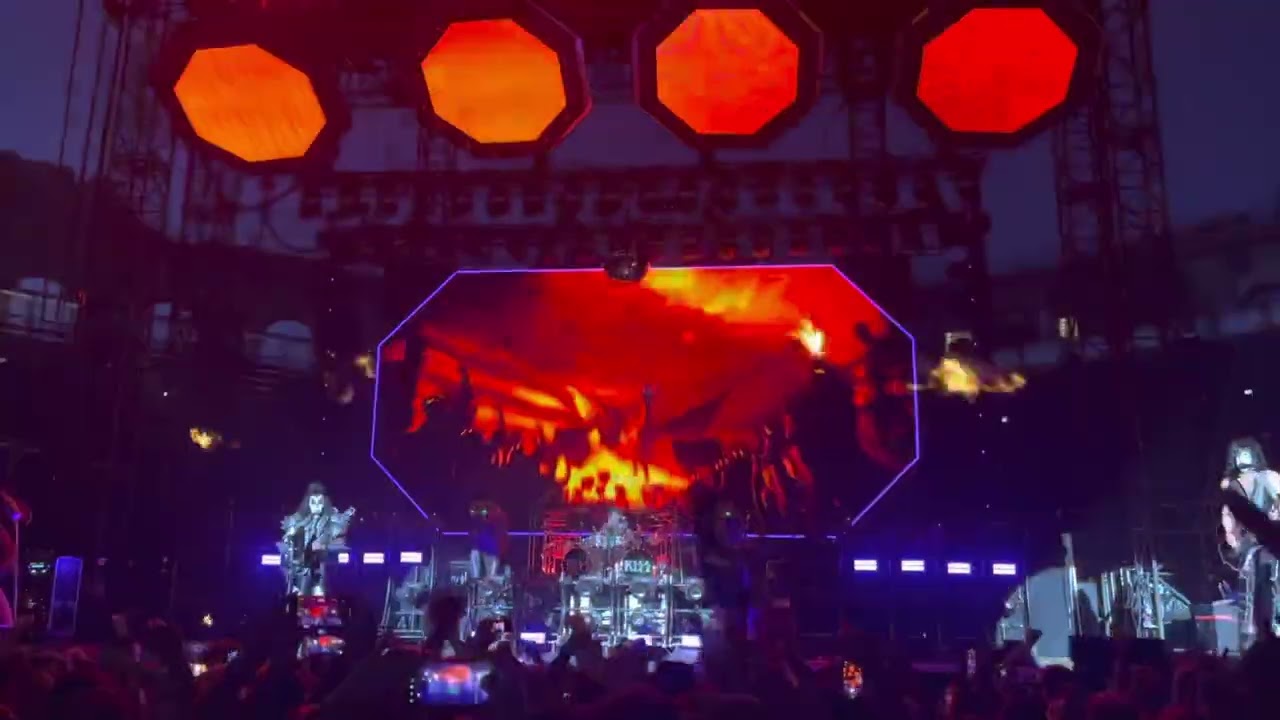 KISS - WAR MACHINE - HEAVENS ON FIRE - NIMES 2022