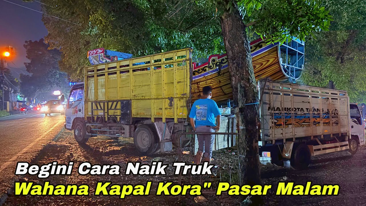 Proses Muat Wahana Kapal Kora - kora Ke atas Truk Pasar Malam