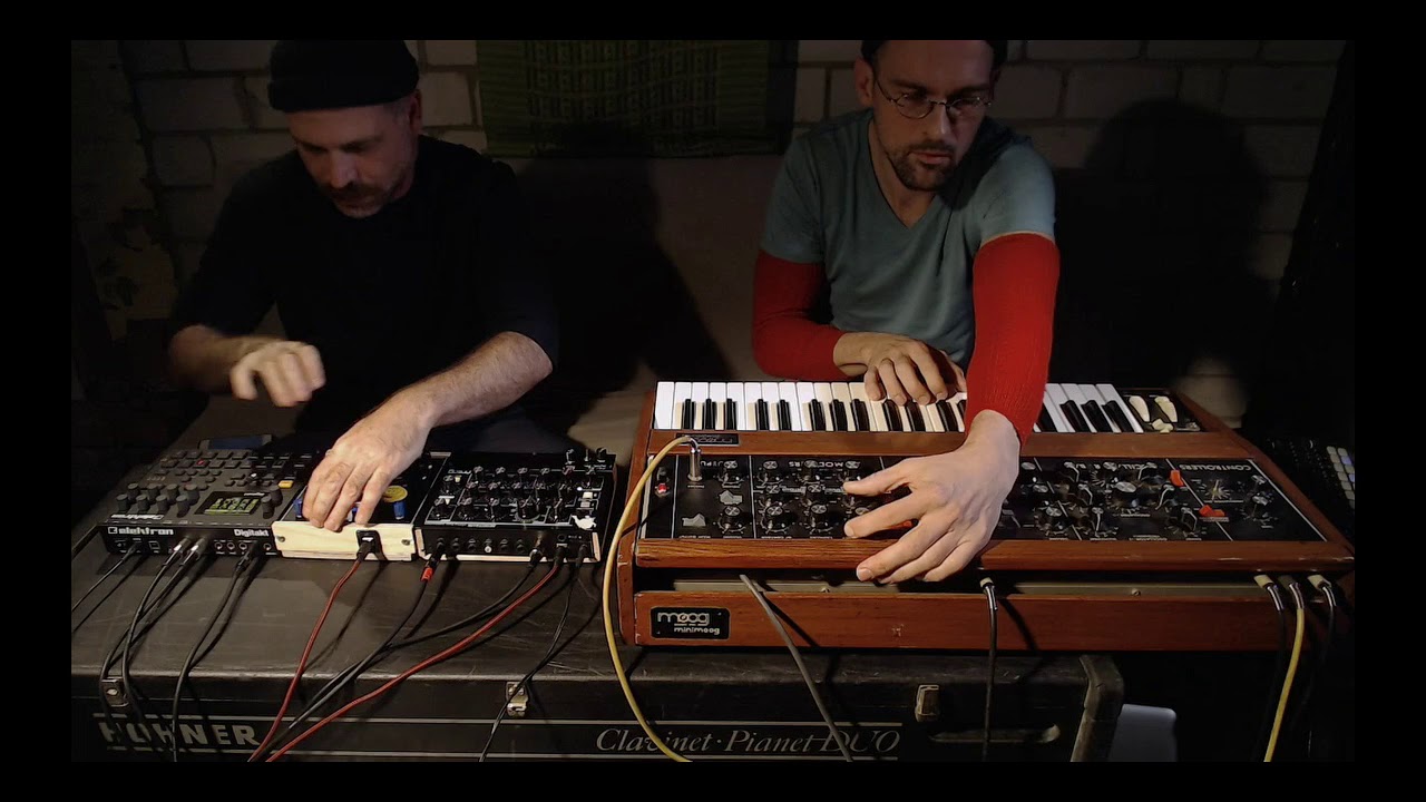 skinnerbox - sofa #5(minimoog, minitaur, digitakt)