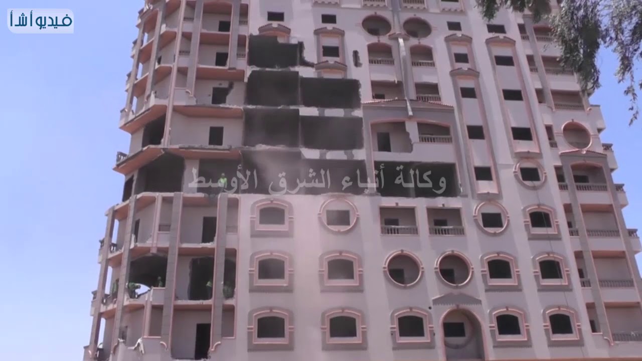 بالفيديو :  تواصل أعمال إزالة برج جرجا السكنى المخالف بسوهاج