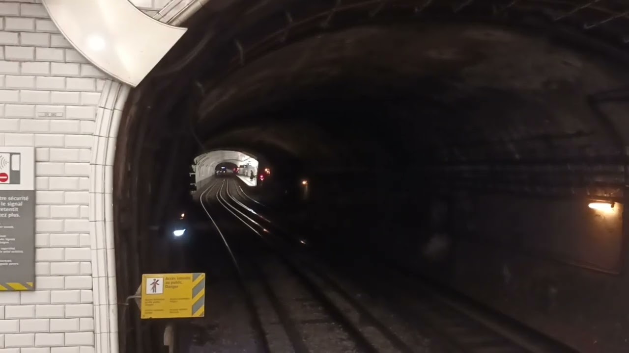 Métro Ligne 8 - MF77 à Commerce