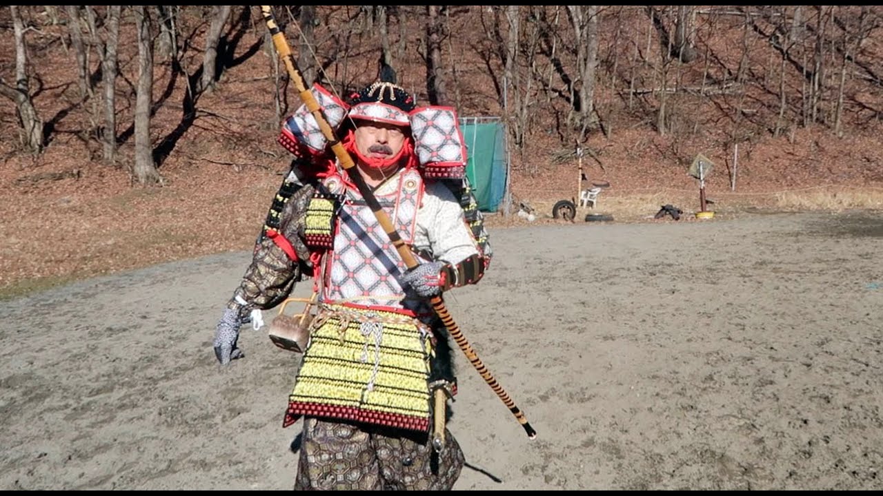 鎌倉武士の大鎧で準実戦級の弓力30kgを引く・大鎧騎乗会2021年12月12日、紅葉台木曽馬牧場