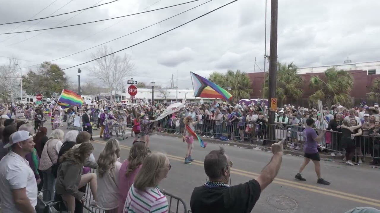 MARDI GRAS SUNDAY PARADE BRING OUT ALL THE BADDIES IN DOWNTOWN MOBILE,AL