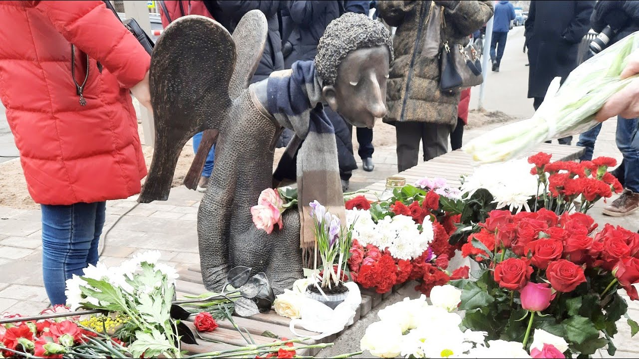 «Печальный ангел»: в Петербурге открыли памятник умершим в пандемию врачам.