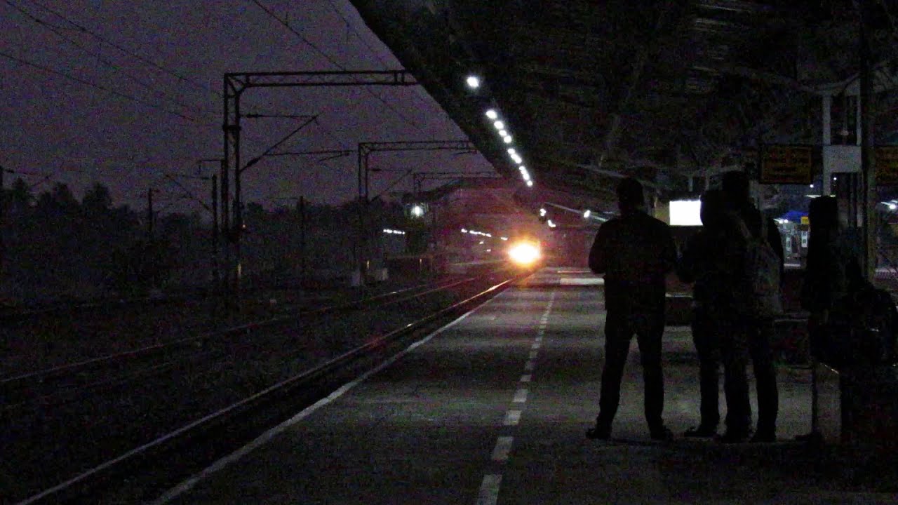 Evening Thrill - SEALDAH RAJDHANI EXPRESS Storms BARUIPARA !!