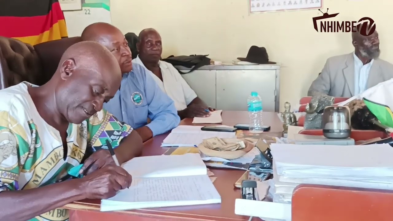 Chikomana Chekumitisa Vasikana Vaviri Nguva Imwe Chete Choramɓa Kuroora Chichiti Chogara PaTezvara.