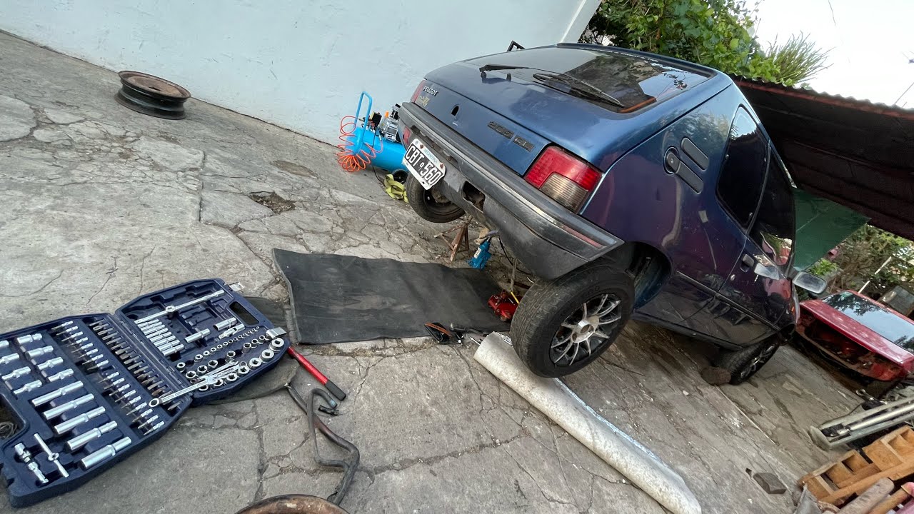 Limpiando tanque de nafta y inyección monopunto del peugeot 205 (abandonado 11 años) 😱