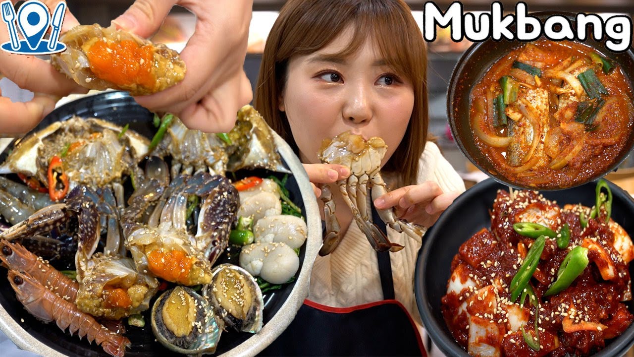 Вкусные маринованные морепродукты (крабы, креветки, морское ушко и т. Д.) В корейском ресторане.