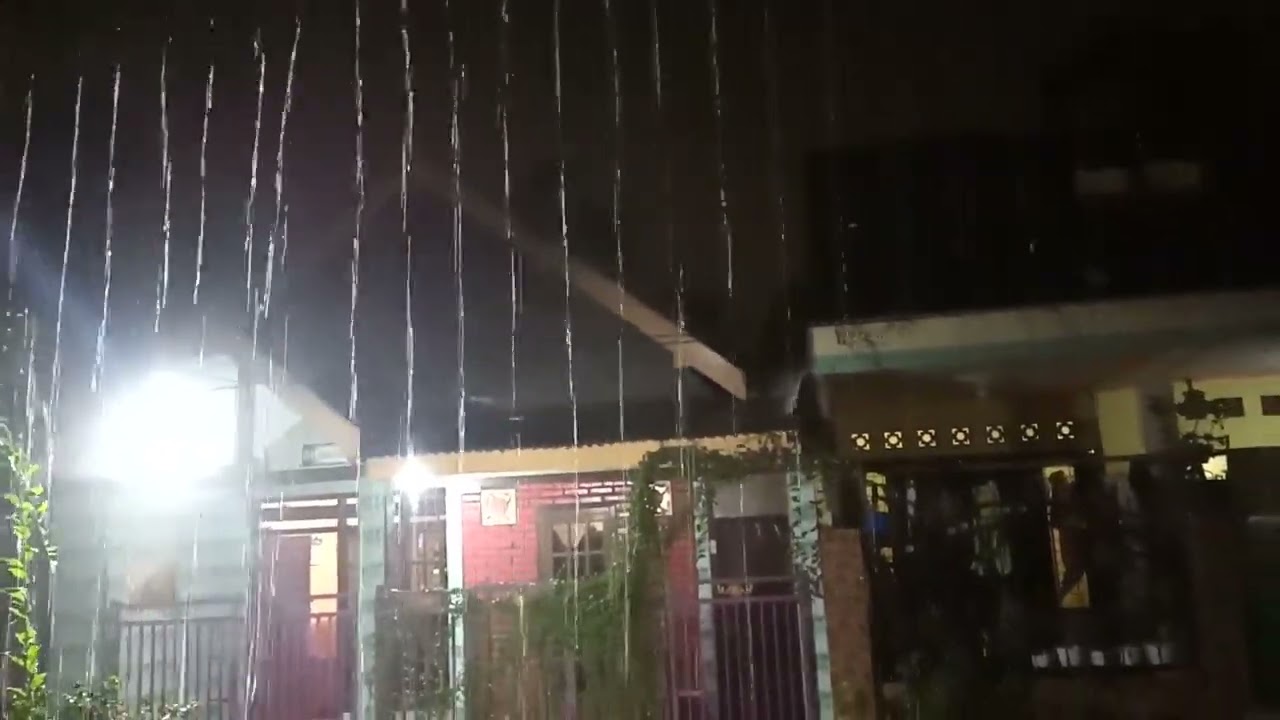 video hujan di malam hari