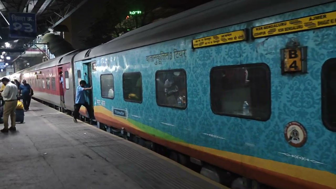 16531 Ajmer- KSR Bangalore Weekly Express arriving at Vasai road.