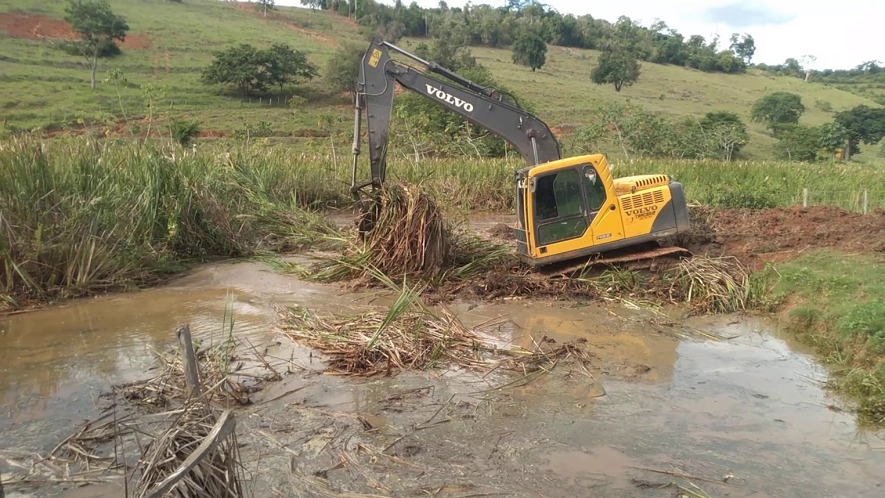 Escavadeira volvo 140 blc serviço de limpeza de lagoa
