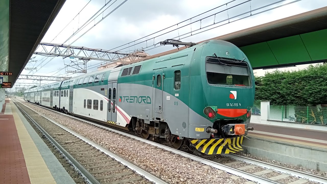 Treni in transito e in manovra nella stazione di Novate Milanese