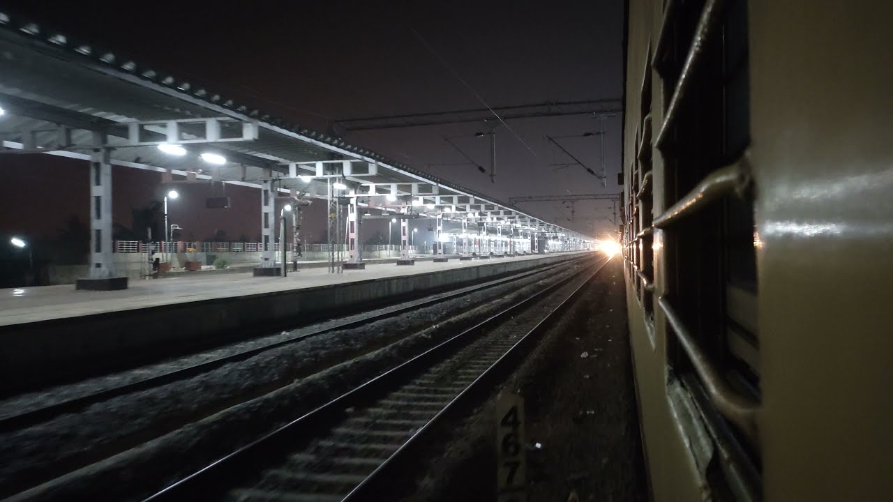 Mangaluru Vijayapura Express Arriving At Hubli | Night View Of World's Longest Railway Platform!!!